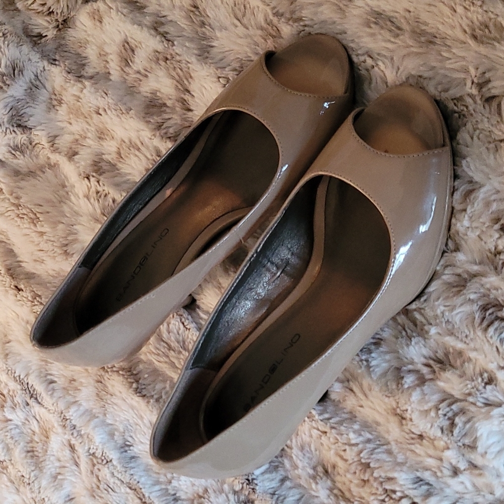 Bandolino size 5 beige heels